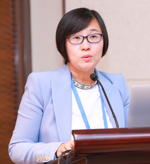 图片包含 人, 室内, 桌子, 女人描述已自动生成